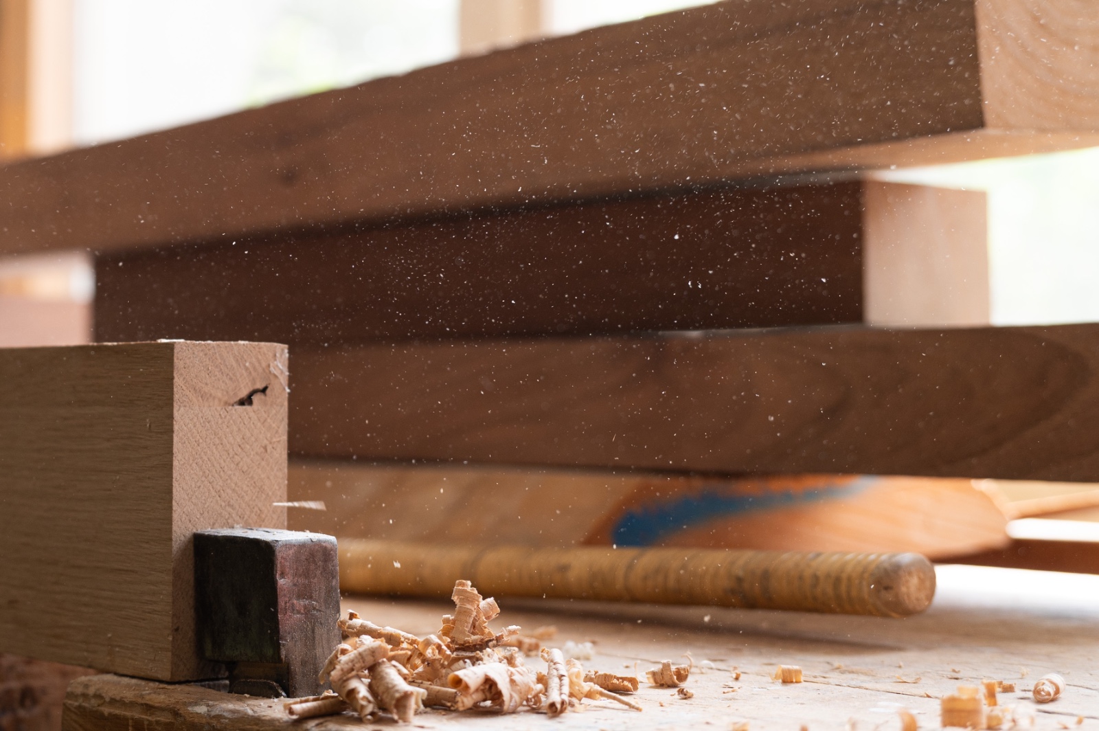 Frische Holzspäne in der Werkstatt