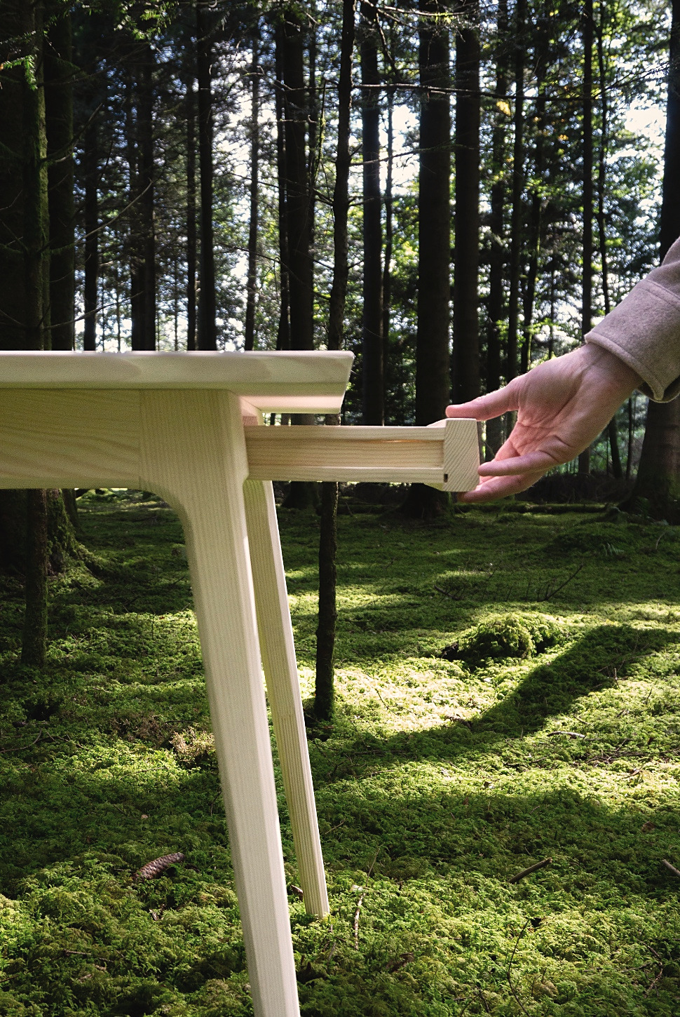 Detail der Zargenverbindung des DRTISCH 11°, von Hand geprüft im Wald bei Zimmerwald